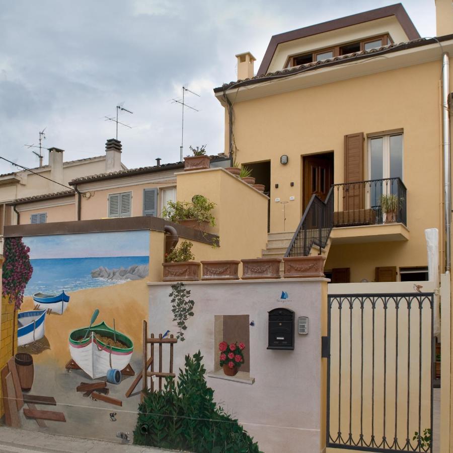 Lo Squero Rooms And Apartments Фано Екстериор снимка